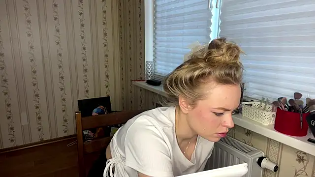 LolaZola online show from March 31, 11:43 am