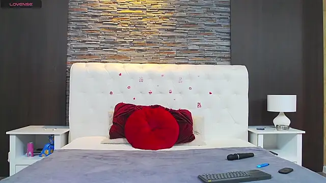 RaynaTess online show from April 17, 2:08 pm