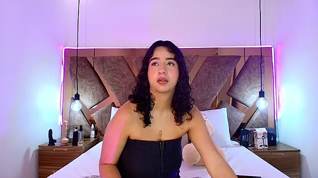 bella swwan  online show from April 17, 2:19 pm