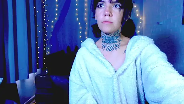 LannieGonzales online show from April 12, 3:26 pm