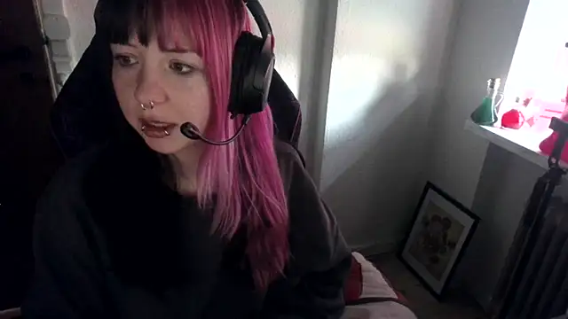 CutieTracer online show from April 11, 9:57 am