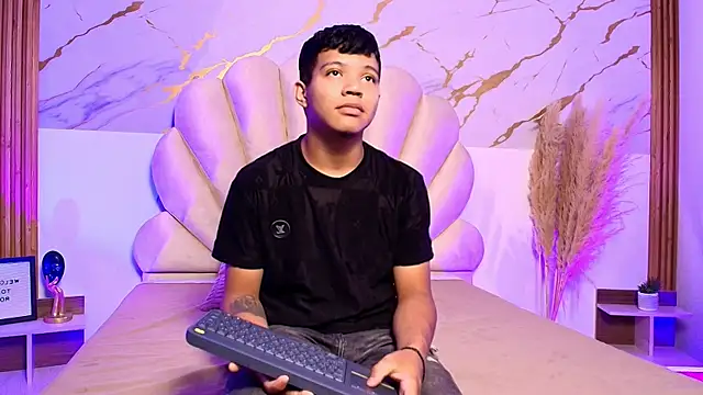 Miaa Hero online show from April 16, 7:13 pm