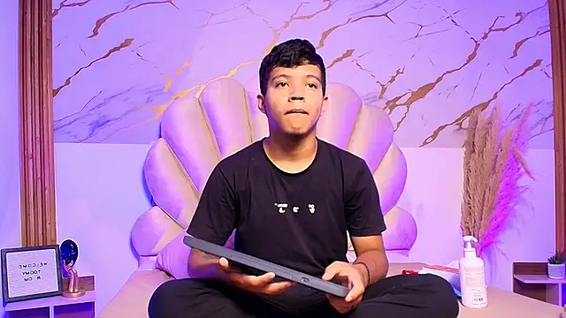 Miaa Hero online show from April 18, 7:29 pm