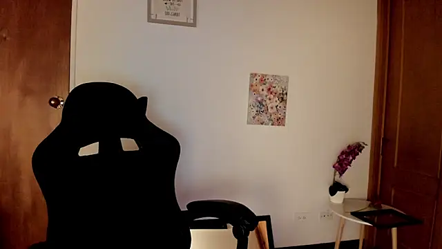 Violett Sykes online show from April 9, 3:53 am