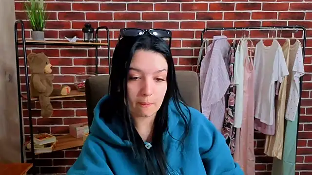 AnnaaPage online show from April 15, 1:44 pm