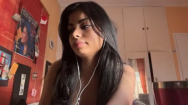 JenniRoutt online show from April 19, 1:44 pm