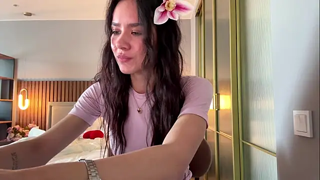 MinnaWatwood online show from April 15, 8:15 am