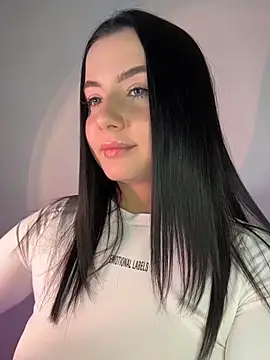 L0LA XO online show from April 18, 2:19 pm