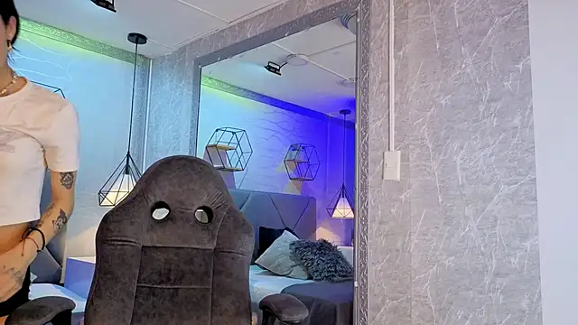 lhiamfitt10 online show from April 13, 8:20 pm