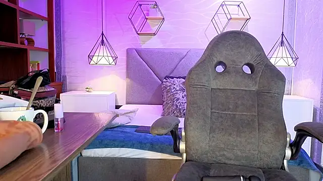 lhiamfitt10 online show from April 15, 7:58 pm