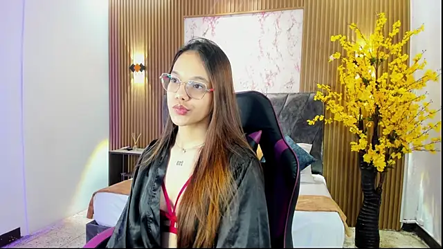 Vi zzy online show from April 6, 7:15 pm