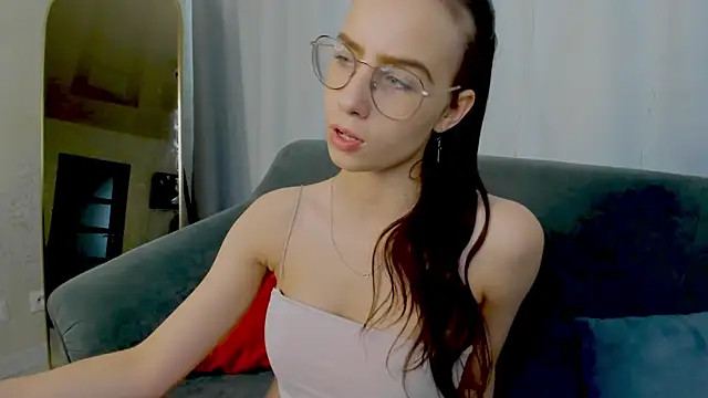 LoveBettie online show from April 15, 9:10 am