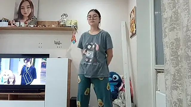 LezlieEllegood online show from April 7, 2:30 pm