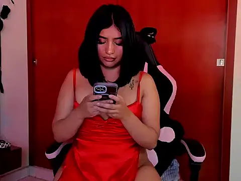 zaraywhitmore online show from April 18, 7:58 pm