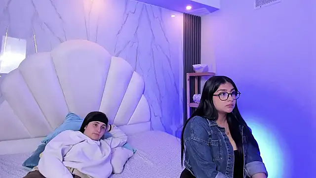 Elisa n Emma online show from April 11, 8:12 pm