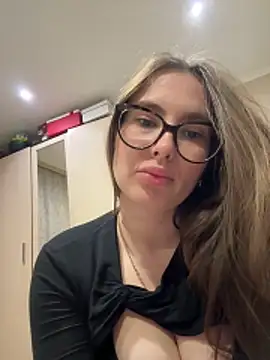 Lindasix online show from April 17, 5:15 pm