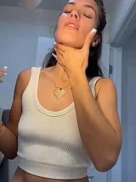 AliciaDx online show from April 17, 9:50 pm