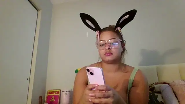 madzbailey online show from April 6, 4:46 am