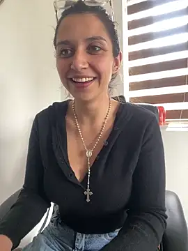 Isabella varella- online show from April 15, 3:01 pm