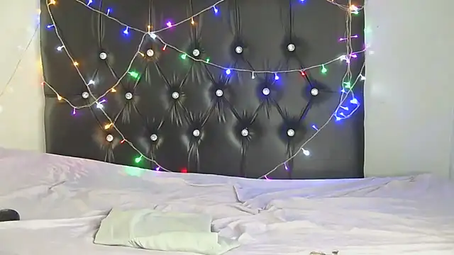 SlipperyLipsX online show from April 11, 7:03 am