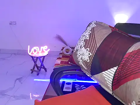 Mahiraa  online show from April 17, 9:50 pm