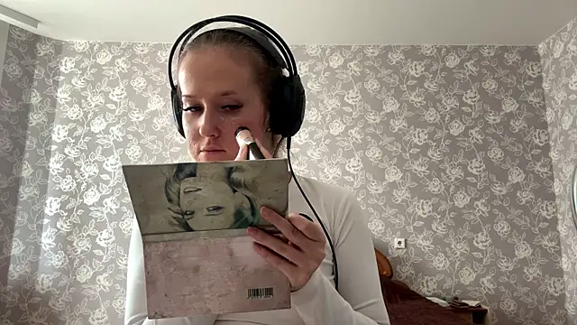 ElmiraGildea online show from April 18, 1:24 pm