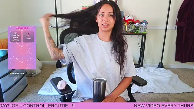 Controllercutie online show from April 12, 1:58 pm