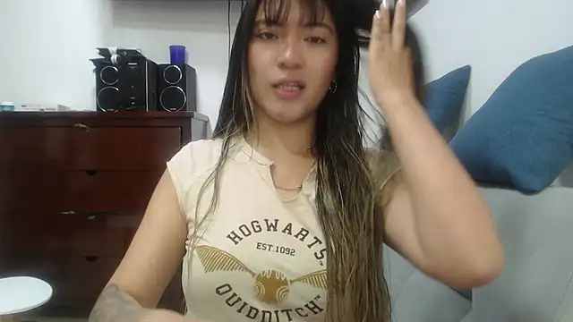 hannajonnes1 online show from April 21, 12:01 pm