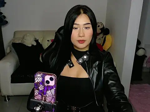 EvelynLeen  online show from April 18, 8:09 pm