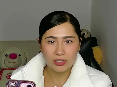 EvelynLeen  online show from April 17, 9:50 pm