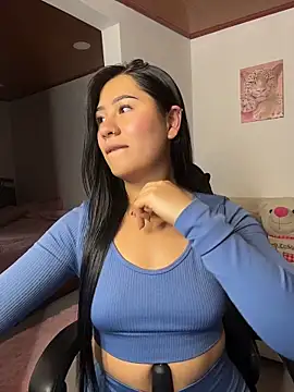 EvelynLeen  online show from April 9, 10:26 pm