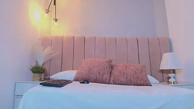 Samantha Lunaa online show from April 9, 8:03 pm