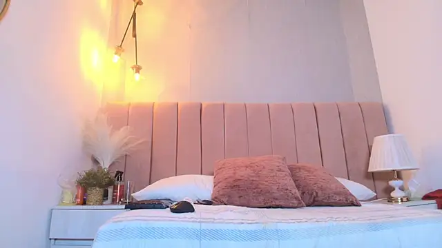 Samantha Lunaa online show from April 16, 7:57 pm