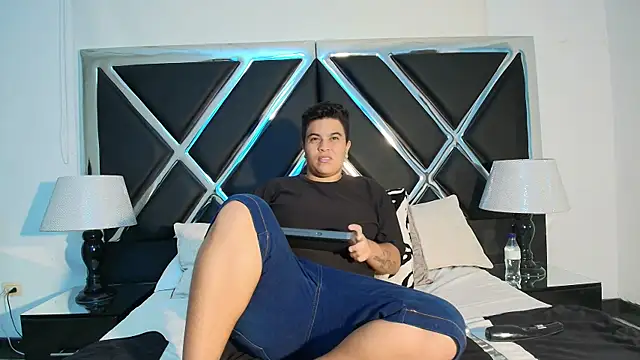 ZeusSmithh online show from April 16, 12:38 pm