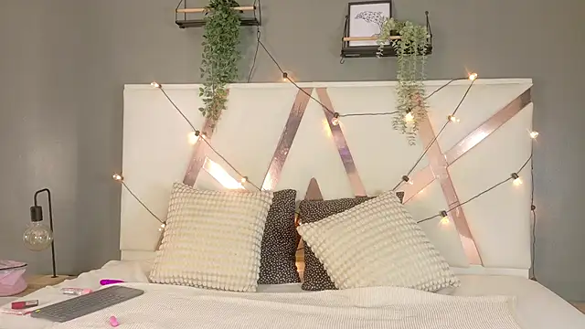 AriannaLux   online show from April 9, 7:52 pm