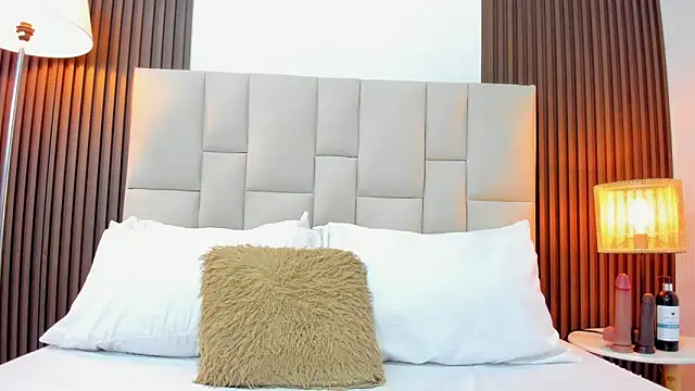 Zoe Browwn online show from April 20, 5:05 pm