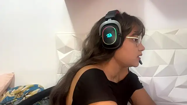 IsisValentine online show from April 14, 6:30 pm