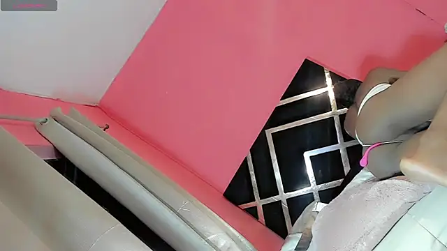 liyenpain01  online show from April 11, 7:45 am