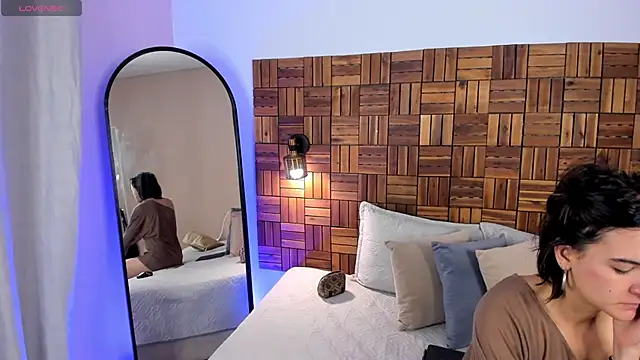 freyaa  1 online show from April 15, 1:33 pm