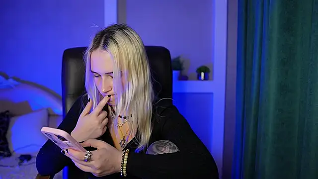 LilElfies online show from April 18, 7:58 pm