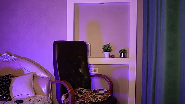 LilElfies online show from April 18, 7:40 pm