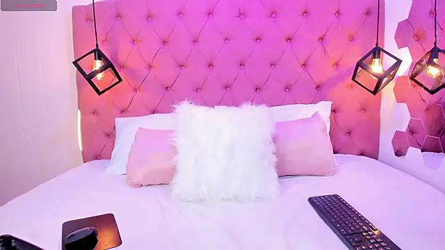 Emilycollson27 online show from April 17, 5:48 pm