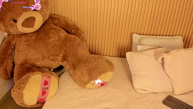 SamanthaBloom online show from April 11, 8:23 pm