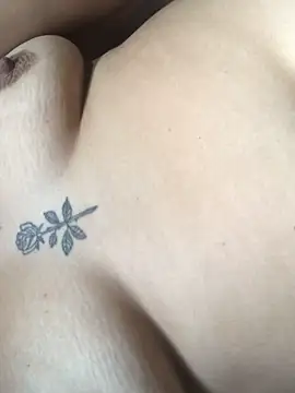    delicinha-br online show from April 18, 1:02 pm