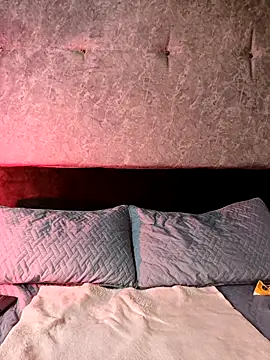 Isis Moonn online show from April 16, 1:00 pm