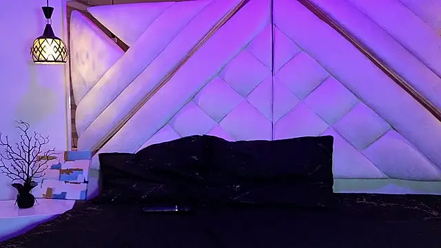 giigii hadidd online show from April 11, 12:17 am