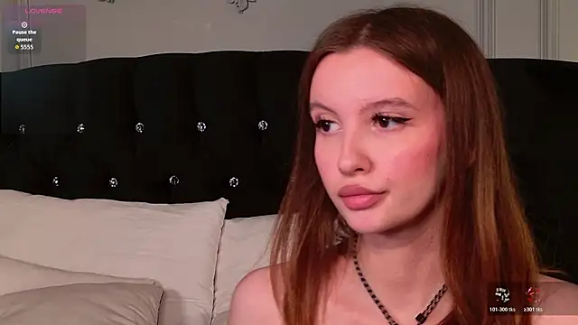 Molly  Quinn online show from April 15, 6:08 pm