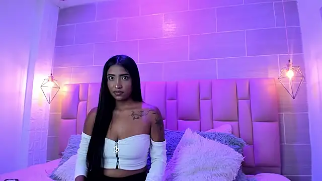 Valentina-Gomez- online show from April 13, 1:01 pm