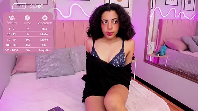 AURORAMILLSS online show from April 18, 3:31 am