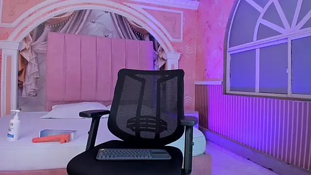 Dulce violetta  online show from April 17, 9:50 pm